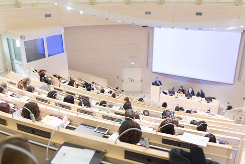 Cisco Meraki für Hochschulen Ein Bild von einem Hörsaal von hinten, Cisco Meraki