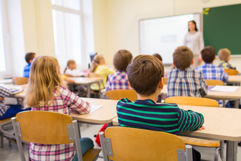 Ein Klassenzimmer mit Schülern von hinten, Cisco Meraki