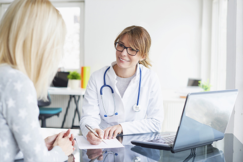 Cisco Meraki im Gesundheitswesen Eine Doktorin führt ein Gespräch mit ihrer Patientin, Cisco Meraki
