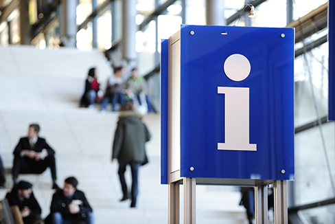 Cisco Meraki für Messen Ein blaues Infoschild auf einer Messe, Cisco Meraki