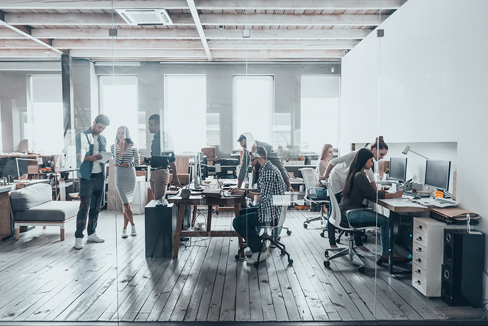 Cisco Meraki für Büroumgebungen Modernes Büro mit Mitarbeirtern, Cisco Meraki